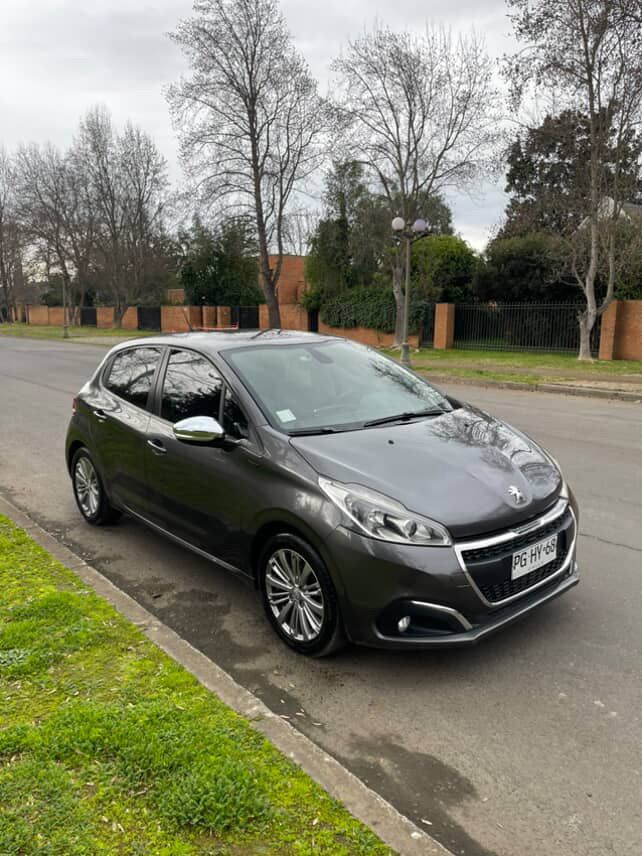 PEUGEOT 208